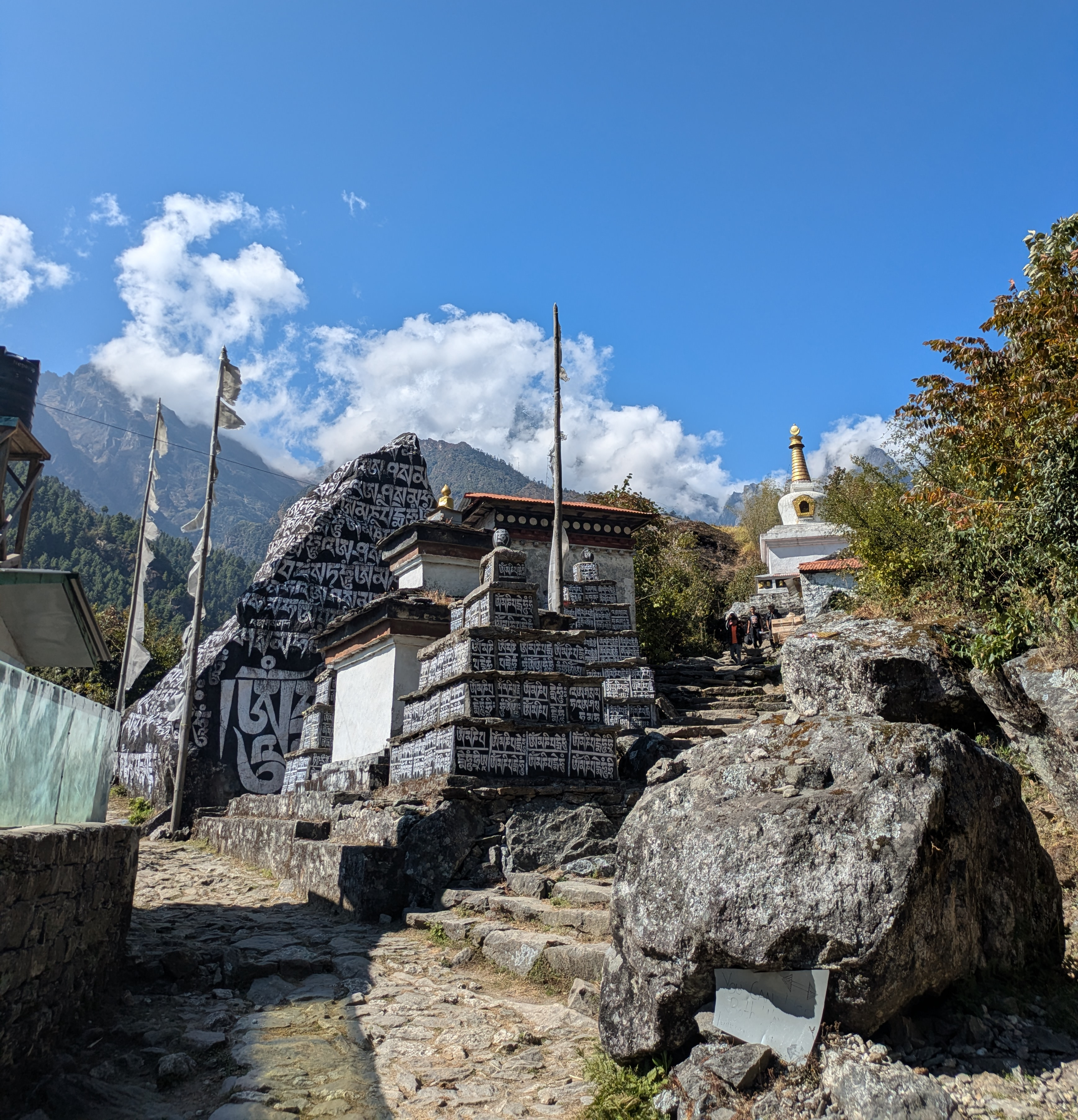 Pierres peintes de mantras