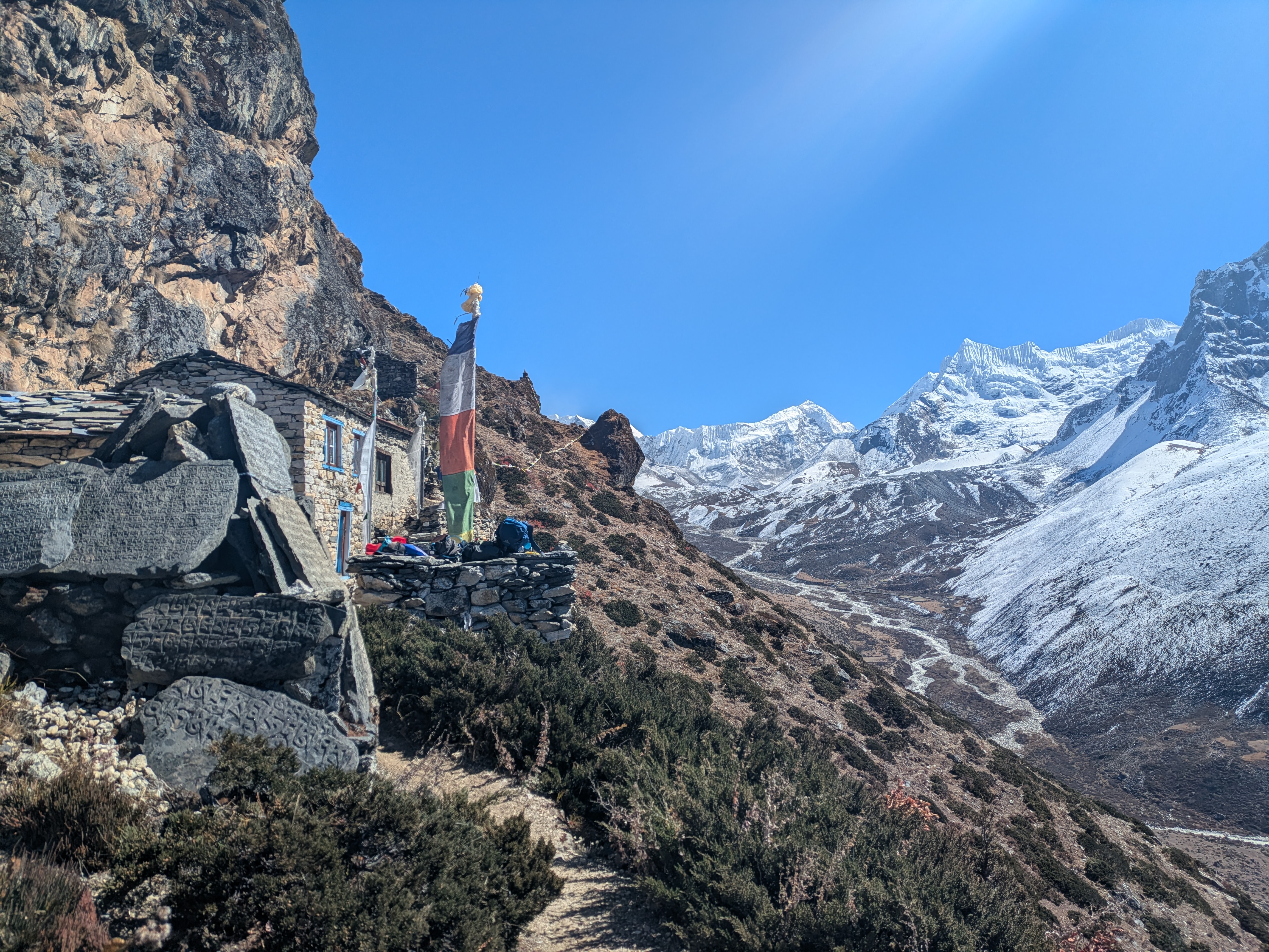 La batisse dans les hauteurs