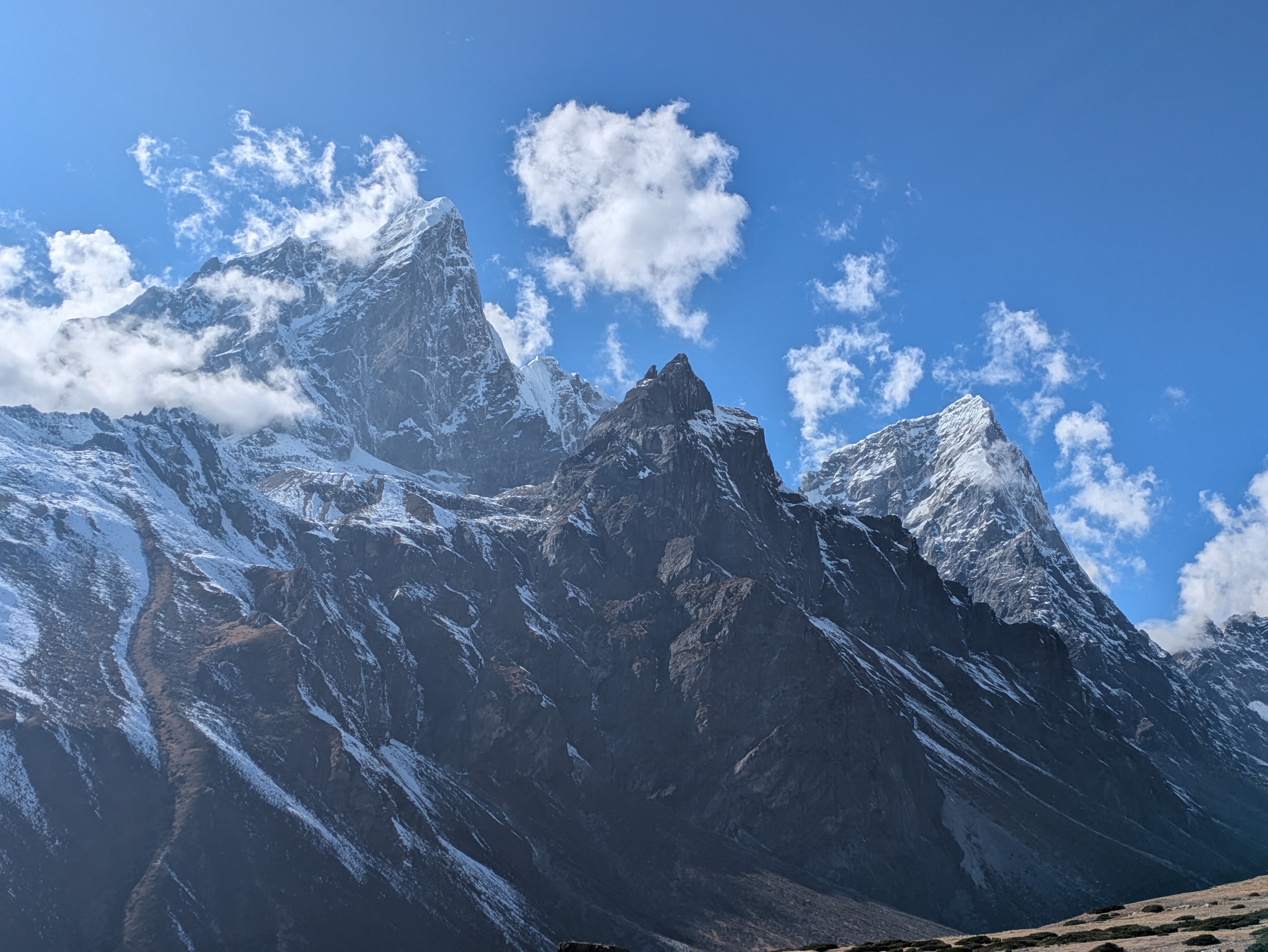 Le Tawesche 6 542 m et à droite le Cholatse