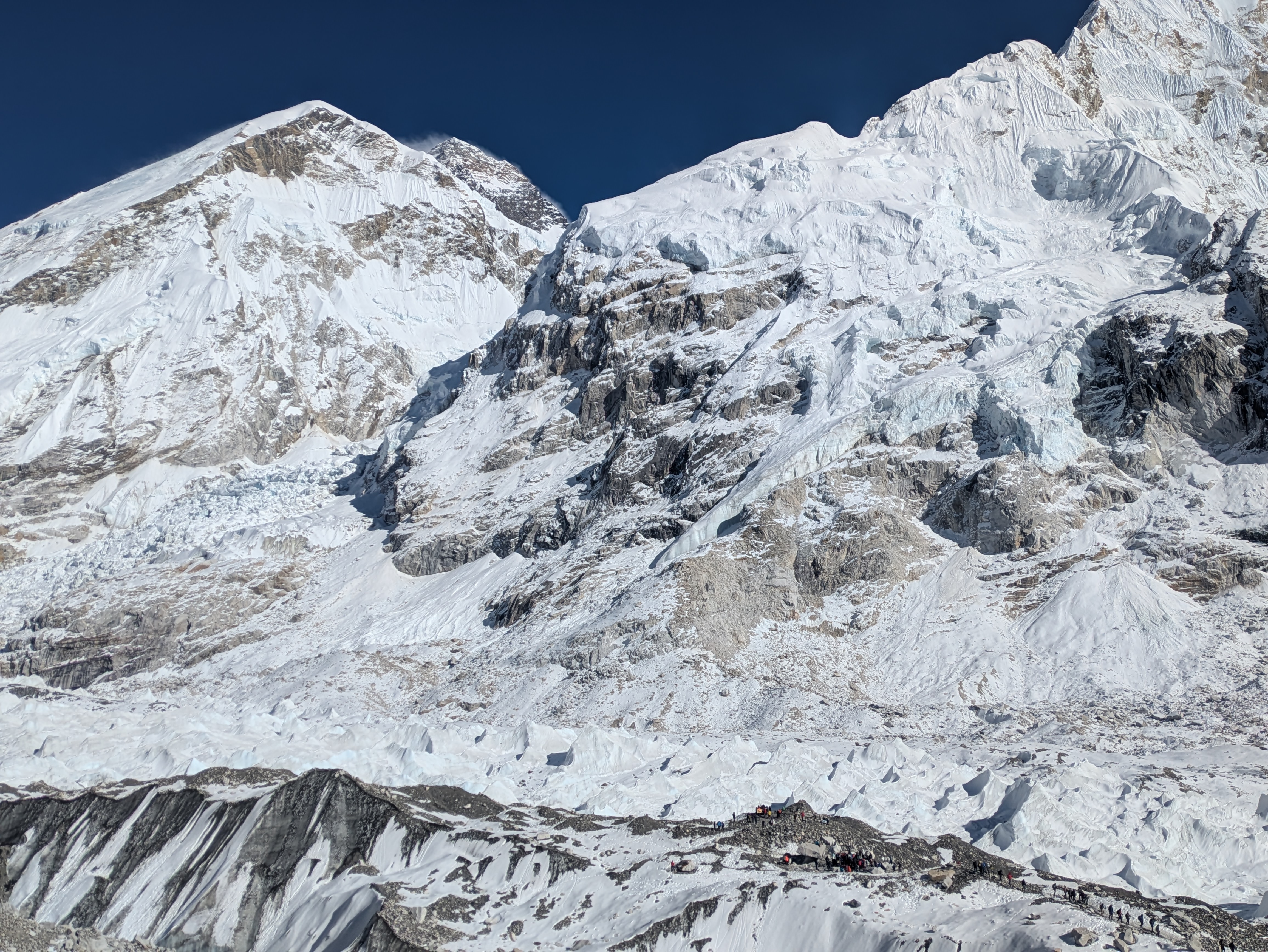 Le camp de base en contrebas et la pointe de l’Everest