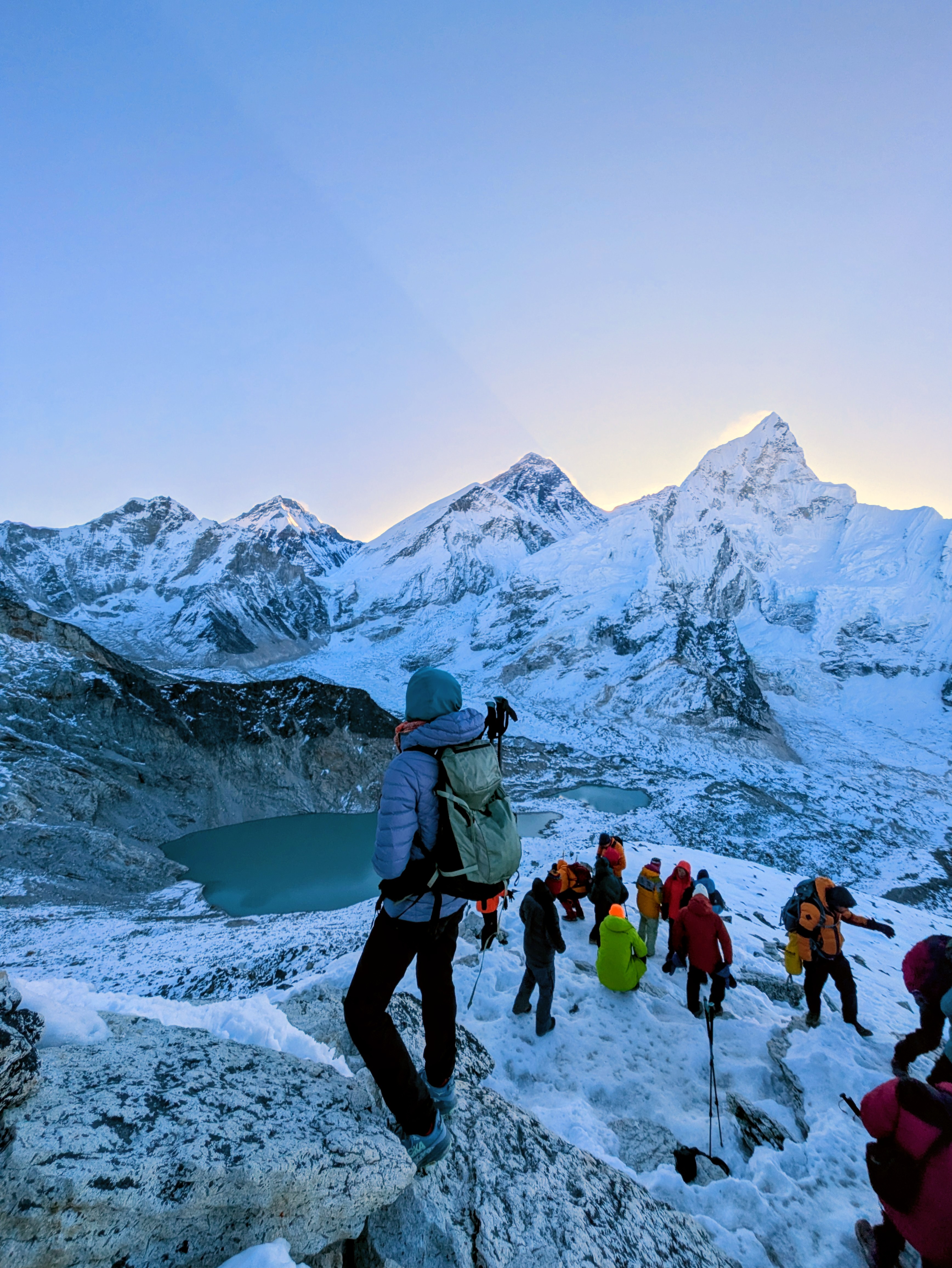 La petite photo devant l’Everest (le deuxième à droite)