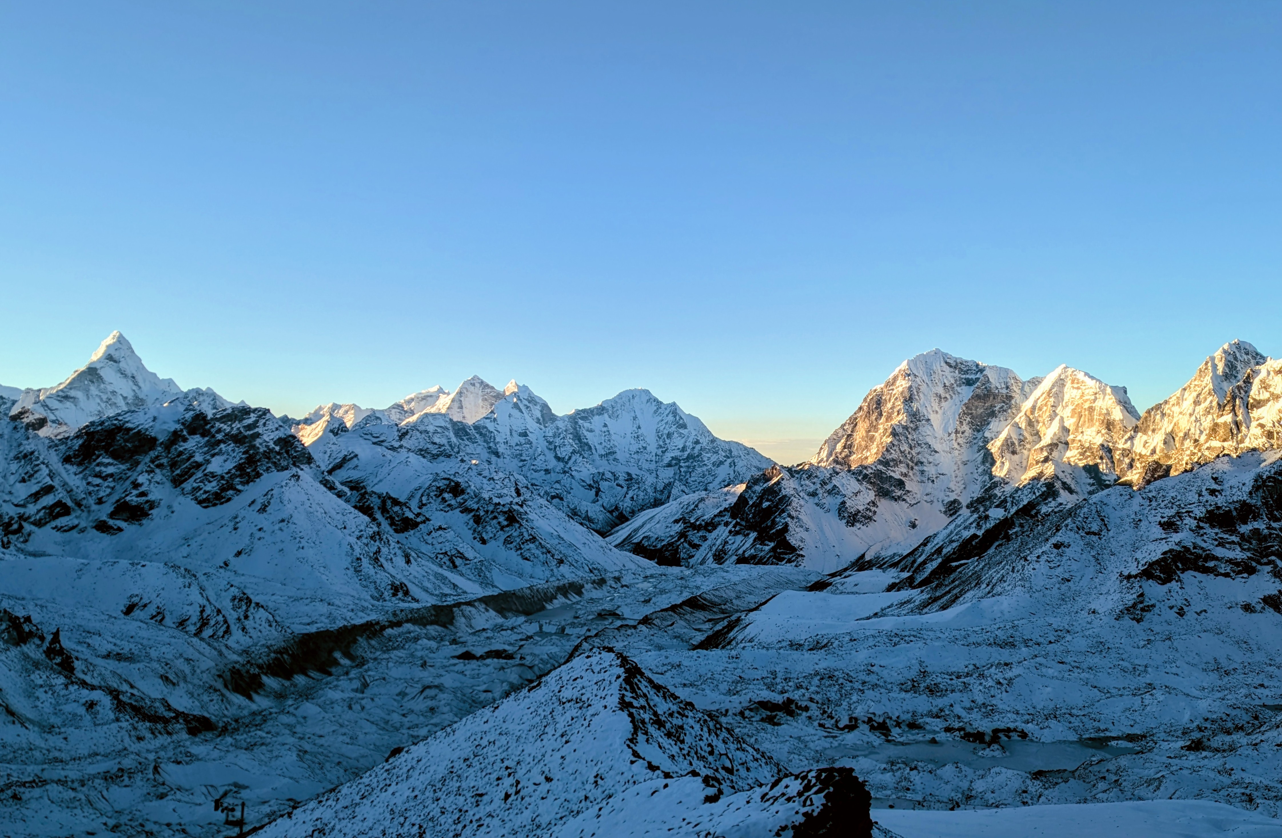 La vue sur la vallée avec le glacier Khumbu