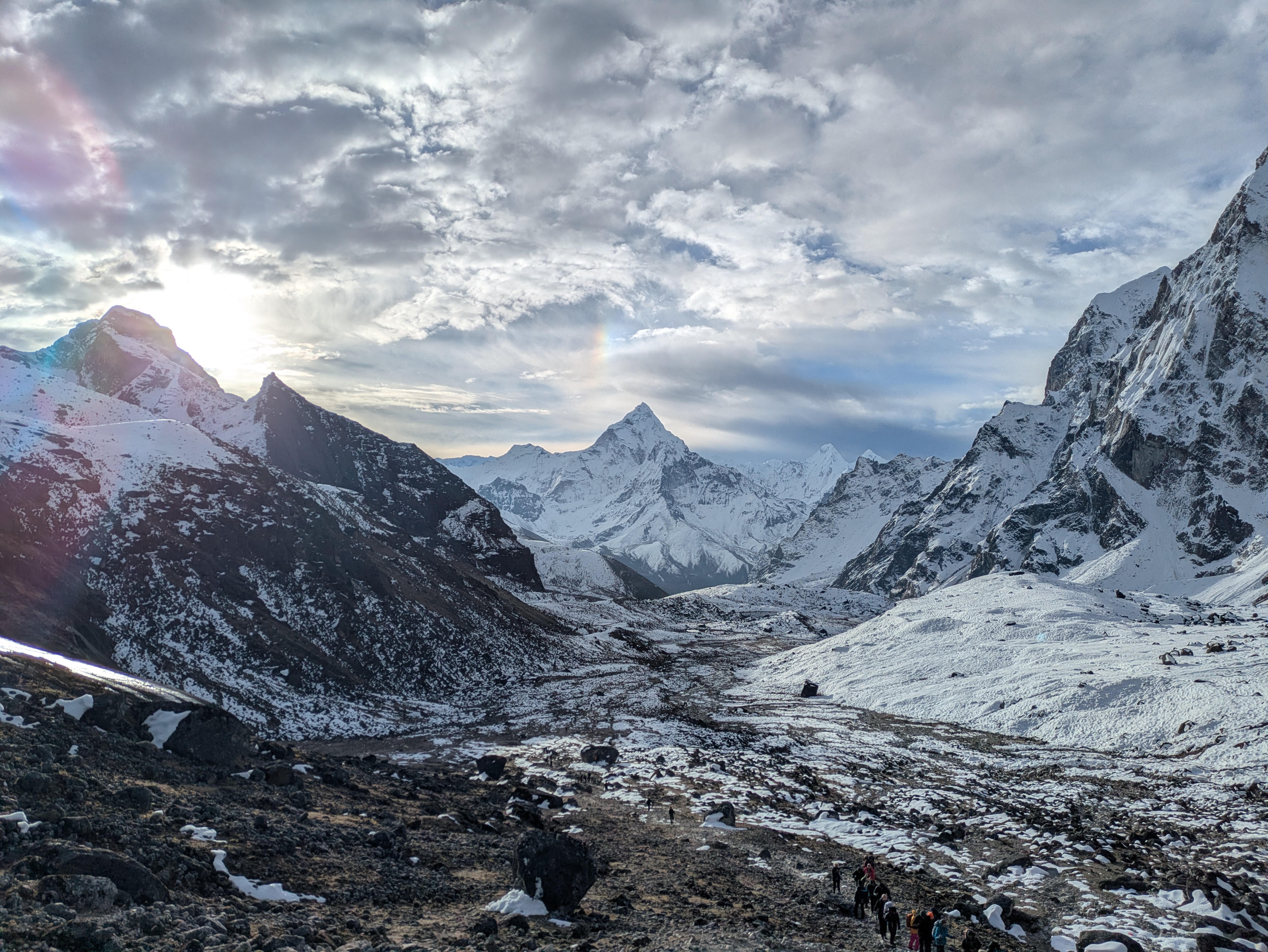 La vallée, on aperçoit le groupe de marcheurs