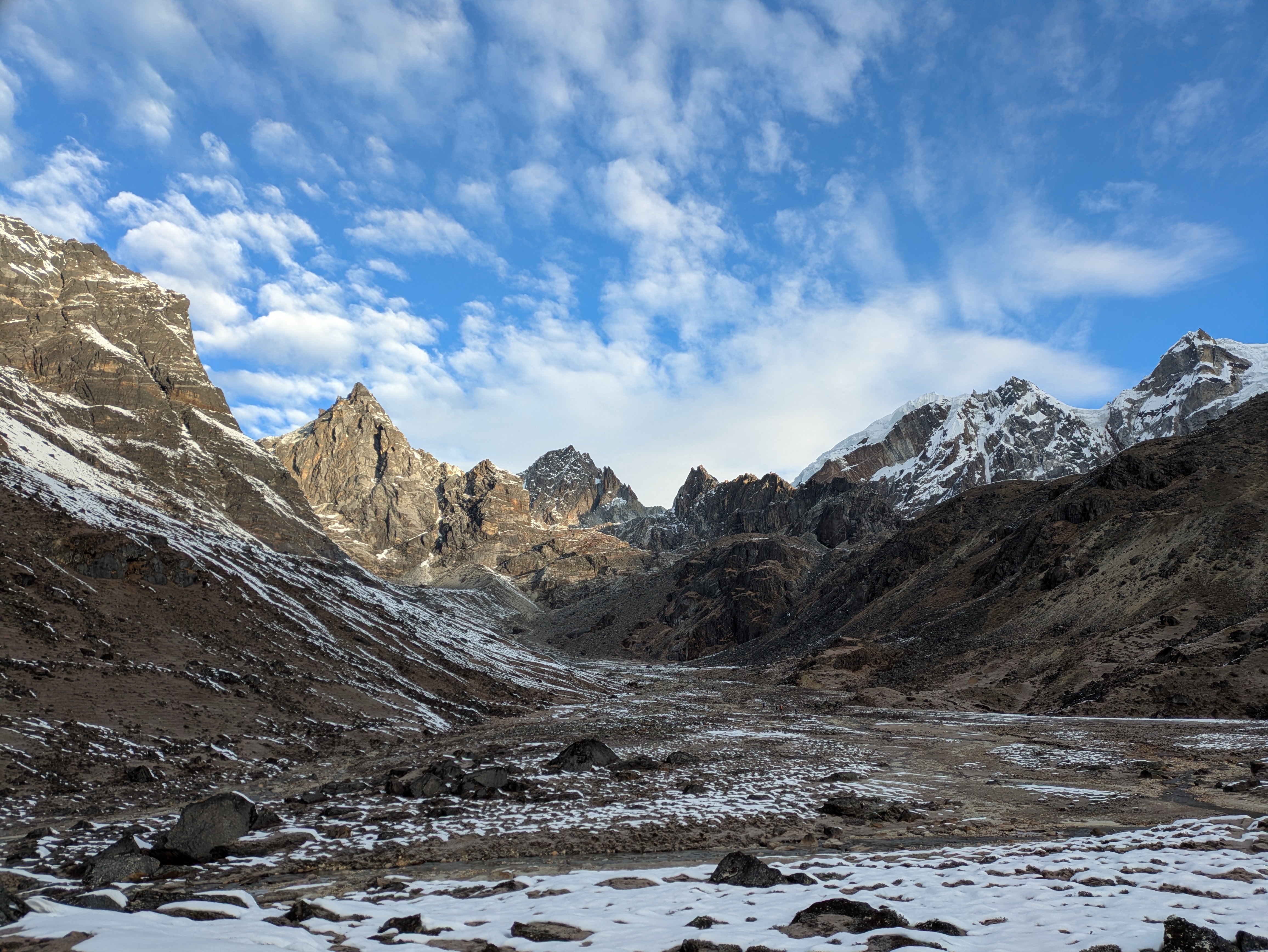 La suite de la vallée, vers le col derrière les formations rocheuses