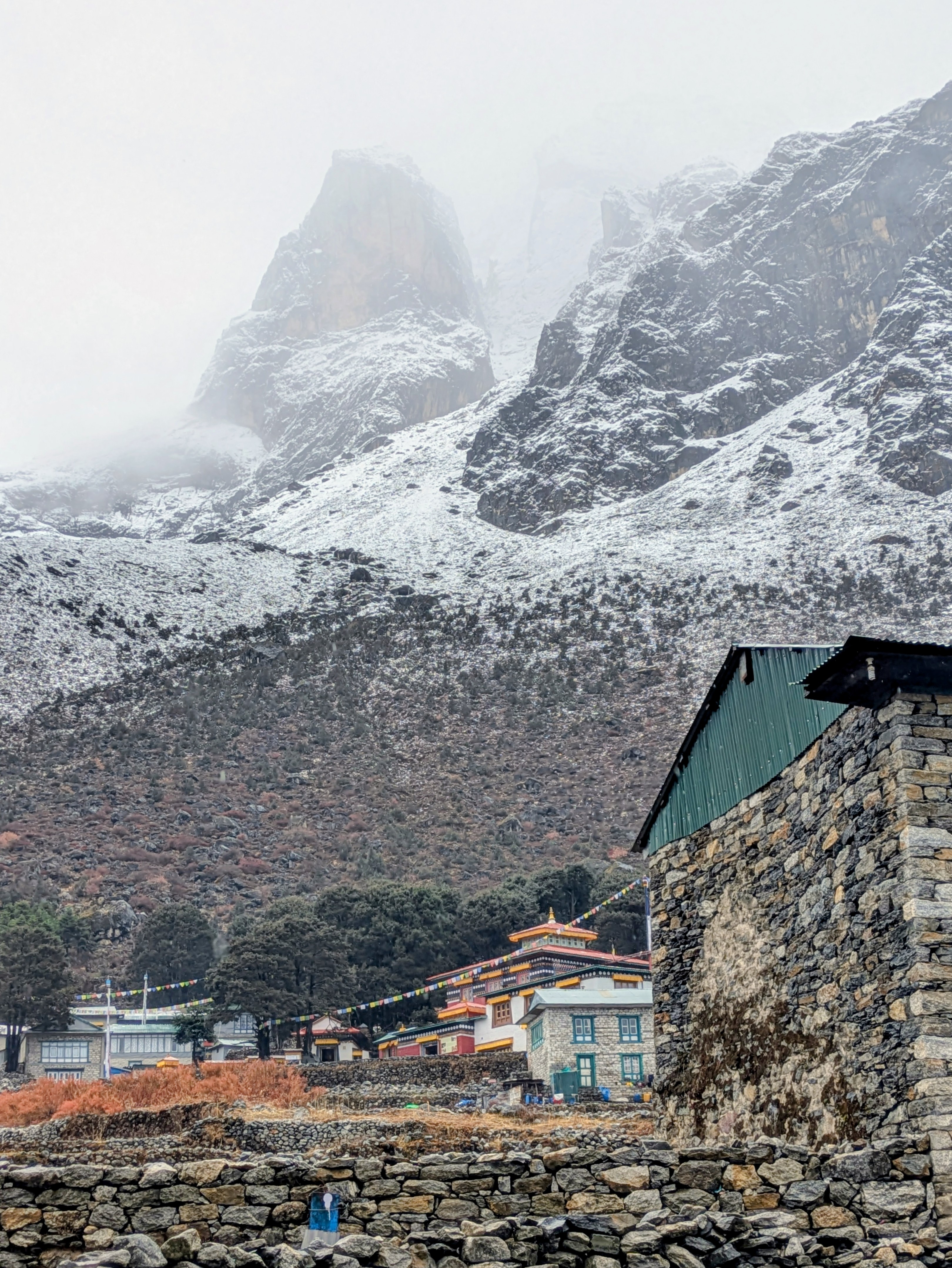 Le monastère au loin