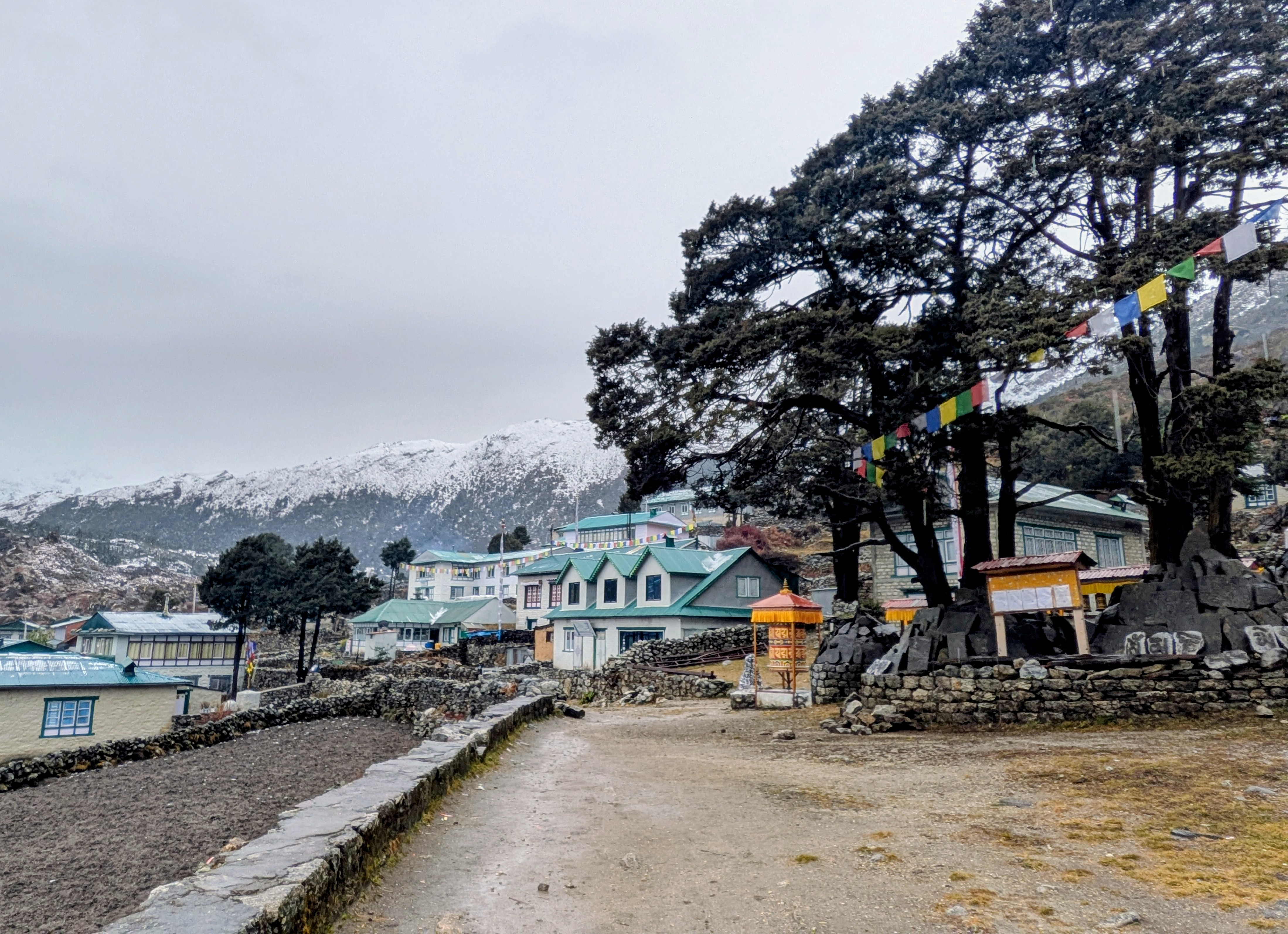 Le devant du monastère à 5 jours d’intervalle