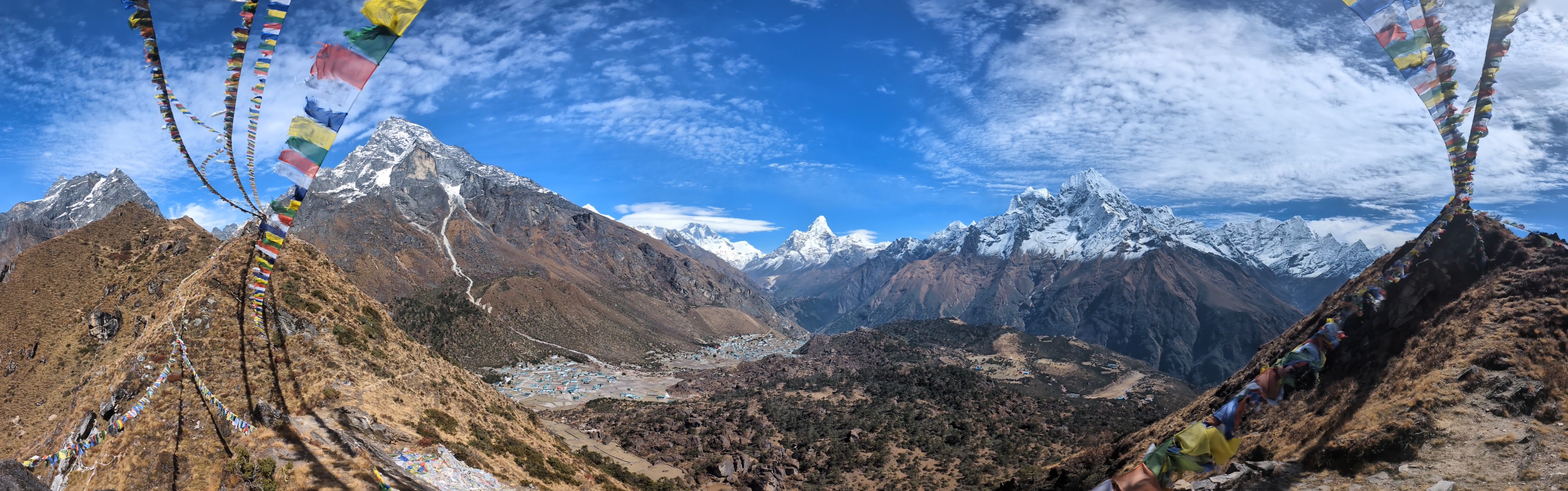 Panorama depuis le pic Khunde : Khumbila au-dessus de Khumjung, l’Ama Dablan au fond, Thamserku à droite